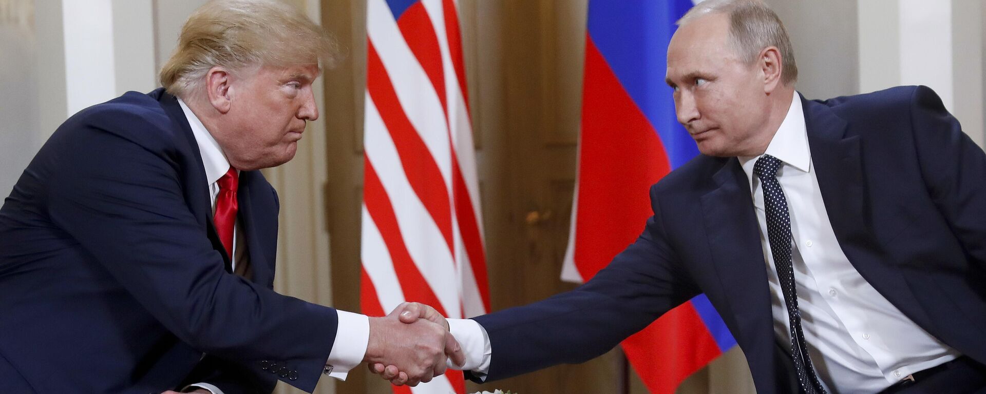 El presidente de EEUU, Donald Trump, y su homólogo ruso, Vladímir Putin, en Finlandia en 2018 - Sputnik Mundo, 1920, 13.02.2025
