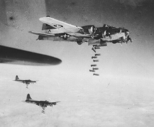 Dresde fue atacada tres veces, con unos 1.400 bombarderos y hasta 1.000 cazas, y fueron lanzadas 3.749 toneladas de bombas.En la foto: un bombardero pesado cuatrimotor estadounidense B-17 sobre un suburbio de Dresde. - Sputnik Mundo
