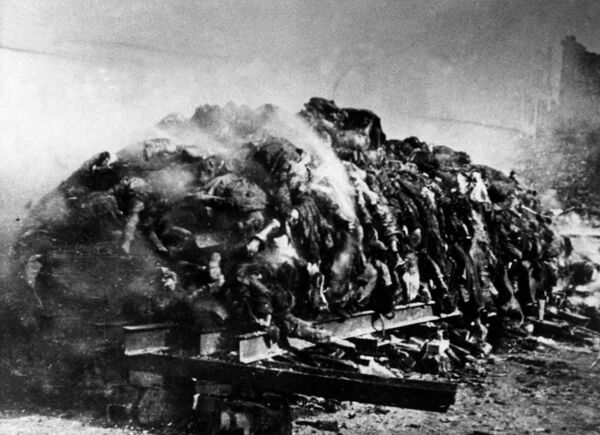 Los bombardeos se llevaban a cabo según la tecnología adoptada en la época. Primero se arrojaban las bombas rompedoras para destruir los tejados de los edificios y con eso aumentar la eficacia de las bombas incendiarias, que se lanzaban en segundo turno, después se volvían a arrojar las rompedoras para dificultar el trabajo de los servicios antiincendios.En la foto: cuerpos de civiles muertos tras el bombardeo de Dresde. - Sputnik Mundo