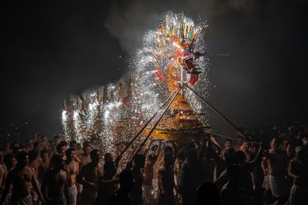 Habitantes del sur de China realizan una danza del dragón con fuegos artificiales en honor de la Fiesta de los Faroles, que marca el final del Año Nuevo Chino. - Sputnik Mundo