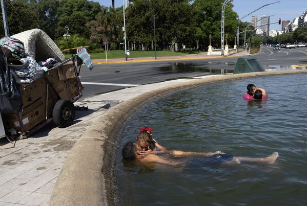 Dos parejas besándose en una fuente en Buenos Aires. - Sputnik Mundo