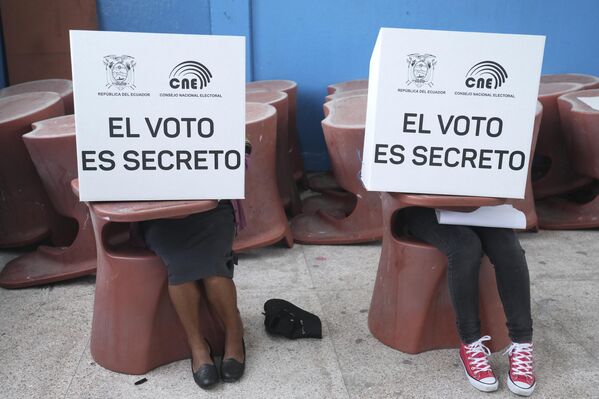 Ecuador celebró el 9 de febrero la primera vuelta de las elecciones presidenciales, en las que el actual presidente, Daniel Noboa, y la candidata de la oposición, Luisa González, quedaron virtualmente empatados y pasaron a la segunda vuelta. En la imagen: votantes en las presidenciales en la capital ecuatoriana, Quito. - Sputnik Mundo
