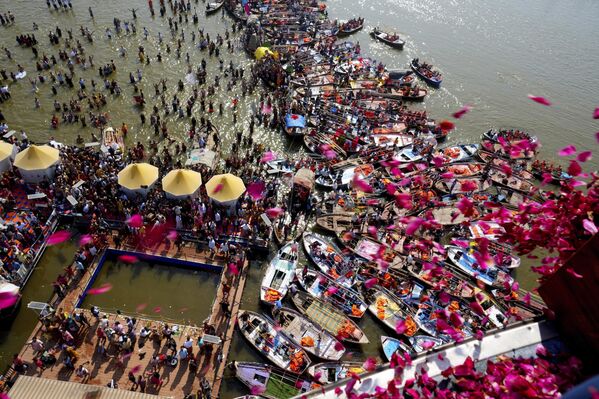 Kumbh mela (festival del cántaro en sánscrito) es una peregrinación masiva a santuarios hindúes. El festival culmina con una ablución a gran escala en las aguas de los ríos que simboliza la purificación del cuerpo y el alma.   En la foto: funcionarios gubernamentales arrojan pétalos de flores desde un helicóptero a los peregrinos en la ciudad india de Prayagraj. - Sputnik Mundo
