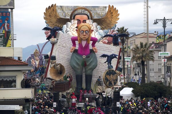 Desde 1873, cada febrero la ciudad italiana de Viareggio celebra su carnaval. Durante casi todo un mes, gigantescas figuras móviles de cartón piedra, que representan caricaturas de personajes populares, políticos y creaciones de ficción, desfilan por el paseo marítimo de la localidad.  En la foto: un muñeco de la primera ministra italiana, Giorgia Meloni, en el Carnaval de Viareggio. - Sputnik Mundo