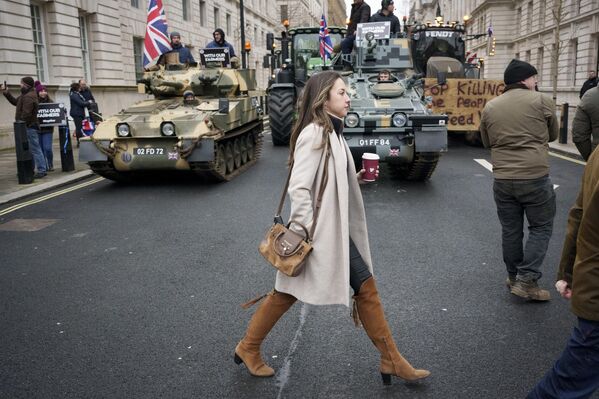 A finales de 2024, el Reino Unido ha introducido un impuesto de sucesiones del 20% para las explotaciones familiares valoradas en más de un millón de libras a partir de 2026.  En la foto: granjeros británicos realizan una manifestación masiva con tractores en las calles de Londres contra este gravamen. - Sputnik Mundo