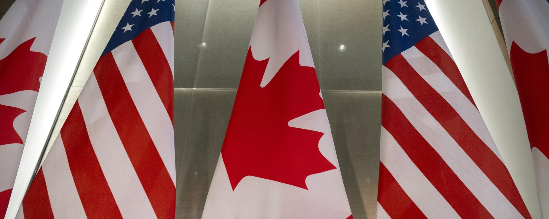 Banderas de Canadá y EEUU - Sputnik Mundo, 1920, 06.03.2025