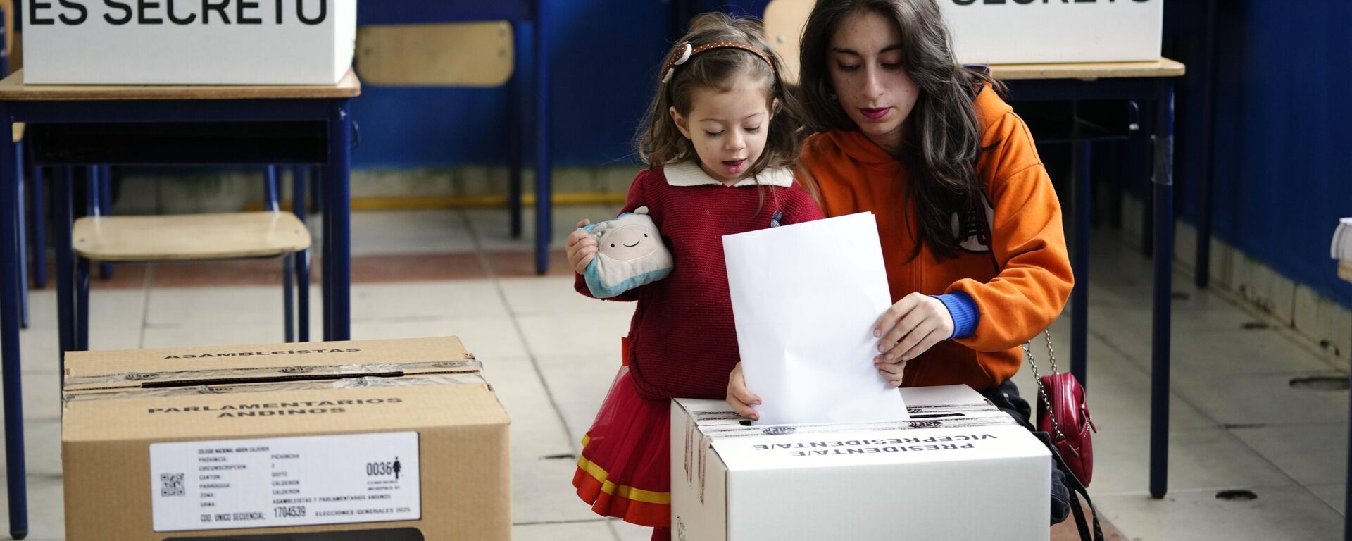 Una votante deposita su voto en las elecciones presidenciales en Quito, Ecuador, el domingo 9 de febrero de 2025.  - Sputnik Mundo, 1920, 08.04.2025