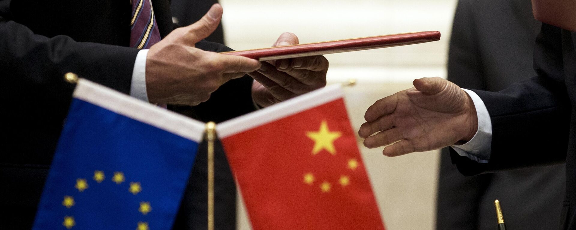 Banderas de la UE y de China - Sputnik Mundo, 1920, 16.02.2025