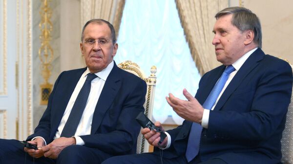 Serguéi Lavrov, el ministro de Exteriores de Rusia, y Yuri Ushakov, el asesor presidencial ruso - Sputnik Mundo