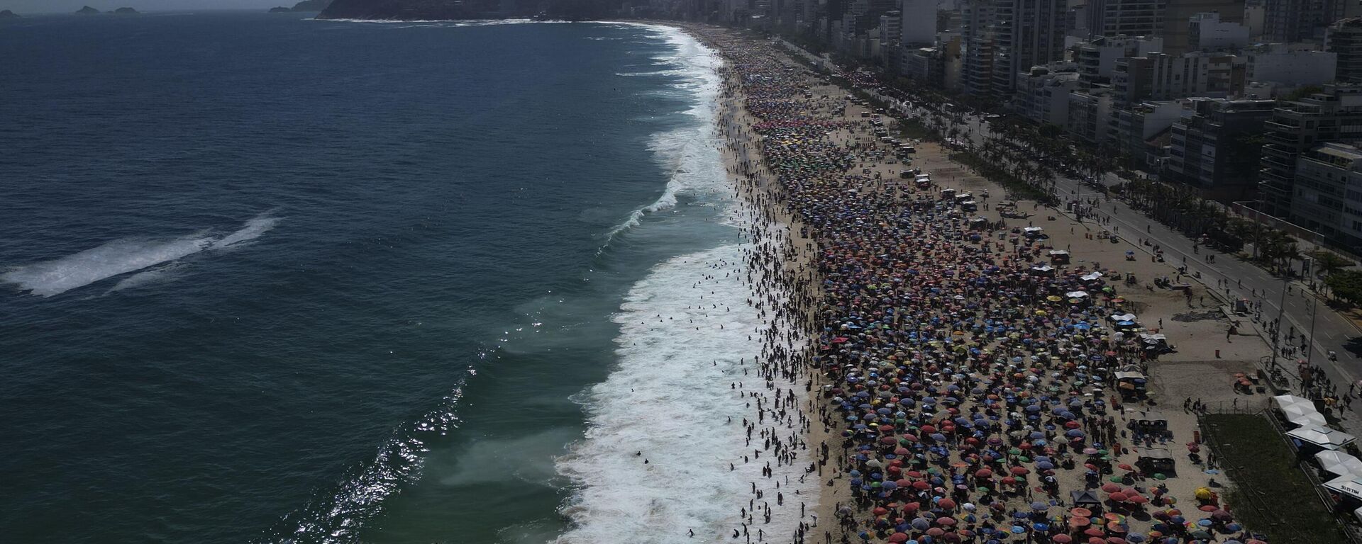 Los bañistas acuden en masa a la playa de Ipanema durante el verano en Río de Janeiro, el 16 de febrero de 2025. - Sputnik Mundo, 1920, 18.02.2025
