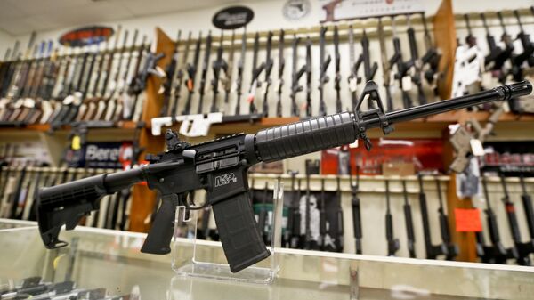 Un rifle Smith & Wesson M&P 15 Sport en una tienda de Pensilvania, EEUU - Sputnik Mundo