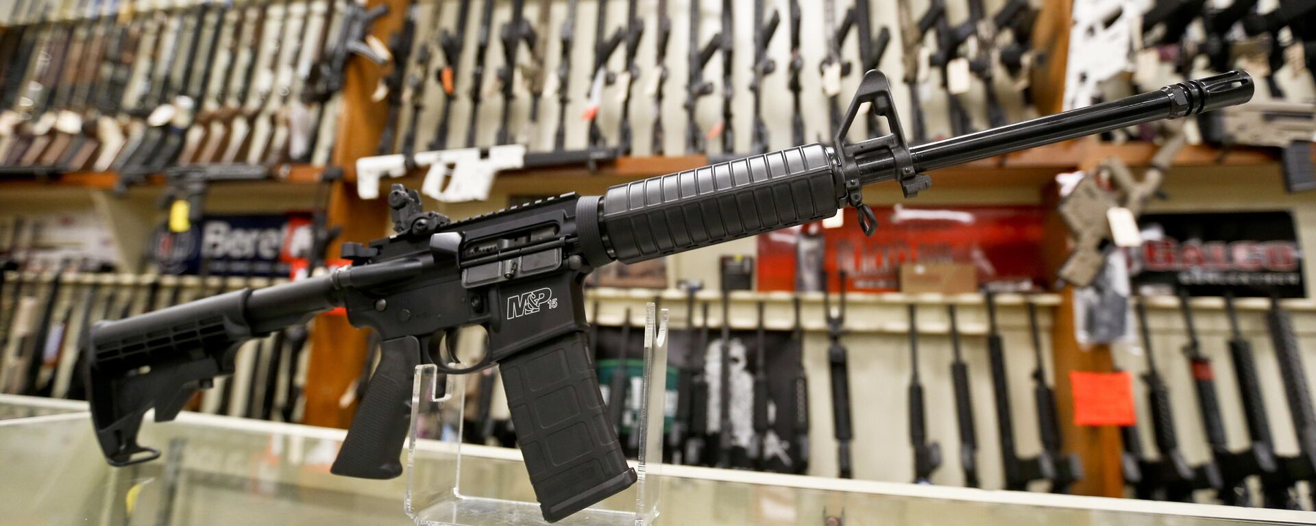 Un rifle Smith & Wesson M&P 15 Sport en una tienda de Pensilvania, EEUU Un rifle Smith & Wesson M&P 15 Sport en una tienda de Pensilvania, EEUU - Sputnik Mundo, 1920, 19.02.2025