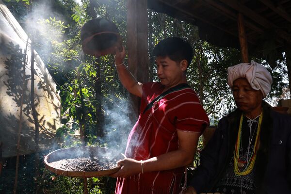 En las provincias del norte, como Chiang Mai, se cultiva la variedad arábica. Esto se debe a que el norte es una zona montañosa con altitudes de 800-1.200 metros, bien ventilada por los vientos y calentada por el sol. - Sputnik Mundo