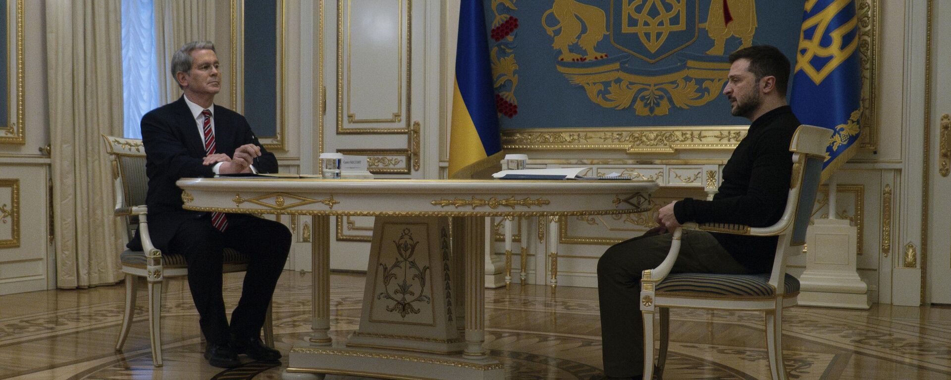 El secretario del Tesoro de EEUU, Scott Bessent, y Volodímir Zelenski, hablan durante una reunión en Kiev, Ucrania, el 12 de febrero de 2025 - Sputnik Mundo, 1920, 20.02.2025