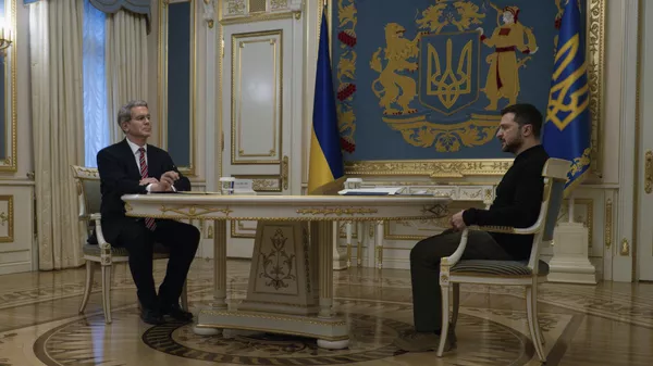 El secretario del Tesoro de EEUU, Scott Bessent, y Volodímir Zelenski, hablan durante una reunión en Kiev, Ucrania, el 12 de febrero de 2025 - Sputnik Mundo