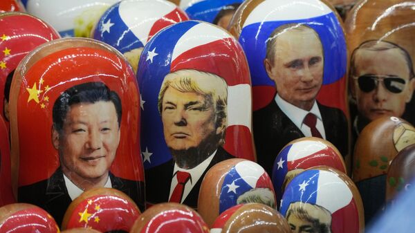 Muñecas de madera rusas tradicionales llamadas Matryoshka que representan al presidente de China, Xi Jinping, al presidente de Estados Unidos, Donald Trump, y al presidente ruso, Vladimir Putin - Sputnik Mundo