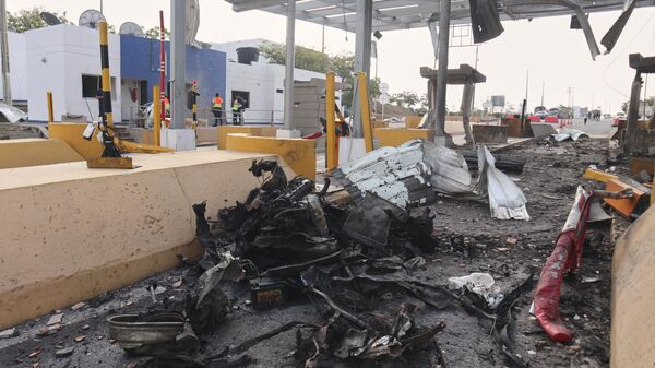 Restos tras la explosión de un coche bomba cubren una zona de peaje en Cúcuta, Colombia - Sputnik Mundo