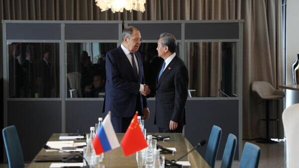 Los ministros de Exteriores de Rusia, Serguéi Lavrov, y China, Wang Yi,  se reunieron este jueves en Johannesburgo en el marco de la reunión de ministros de Exteriores del G20. - Sputnik Mundo
