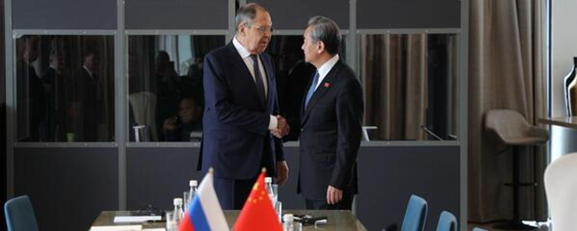 Los ministros de Exteriores de Rusia, Serguéi Lavrov, y China, Wang Yi,  se reunieron este jueves en Johannesburgo en el marco de la reunión de ministros de Exteriores del G20. - Sputnik Mundo, 1920, 21.02.2025