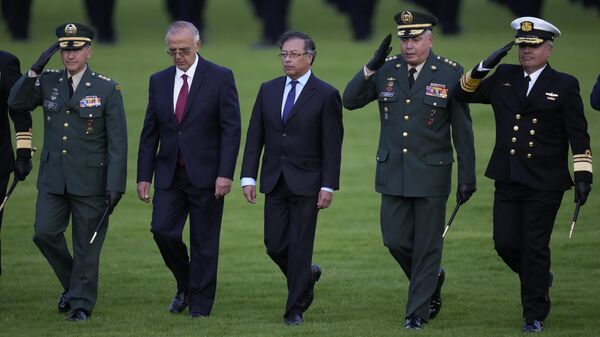El presidente de Colombia, Gustavo Petro, con oficialesdel Ejército de Colombia.  - Sputnik Mundo