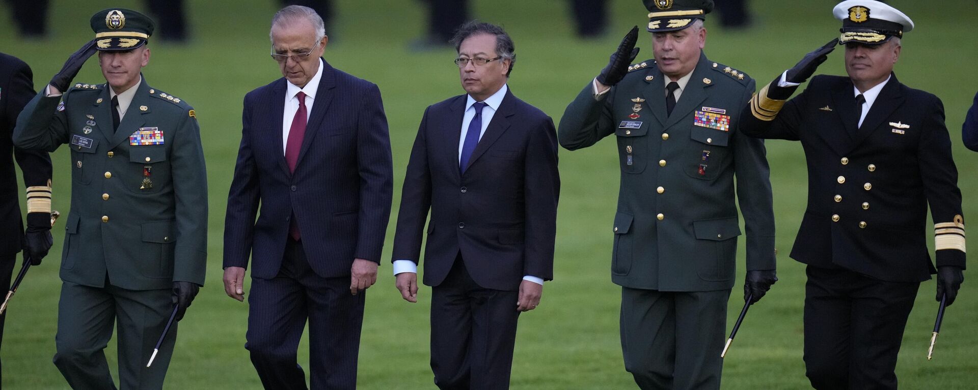 El presidente de Colombia, Gustavo Petro, con oficialesdel Ejército de Colombia.  - Sputnik Mundo, 1920, 21.02.2025