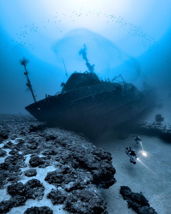 La victoria en la selección de Naufragios fue otorgada a  Alex Dawson de Suecia por su imagen Naufragio profundo tomada en Egipto.El barco se encuentra en el arrecife a unos 104 metros de profundidad. - Sputnik Mundo