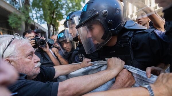 Полицейские и пенсионеры во время протеста за повышение пенсий, Буэнос-Айрес, Аргентина - Sputnik Mundo