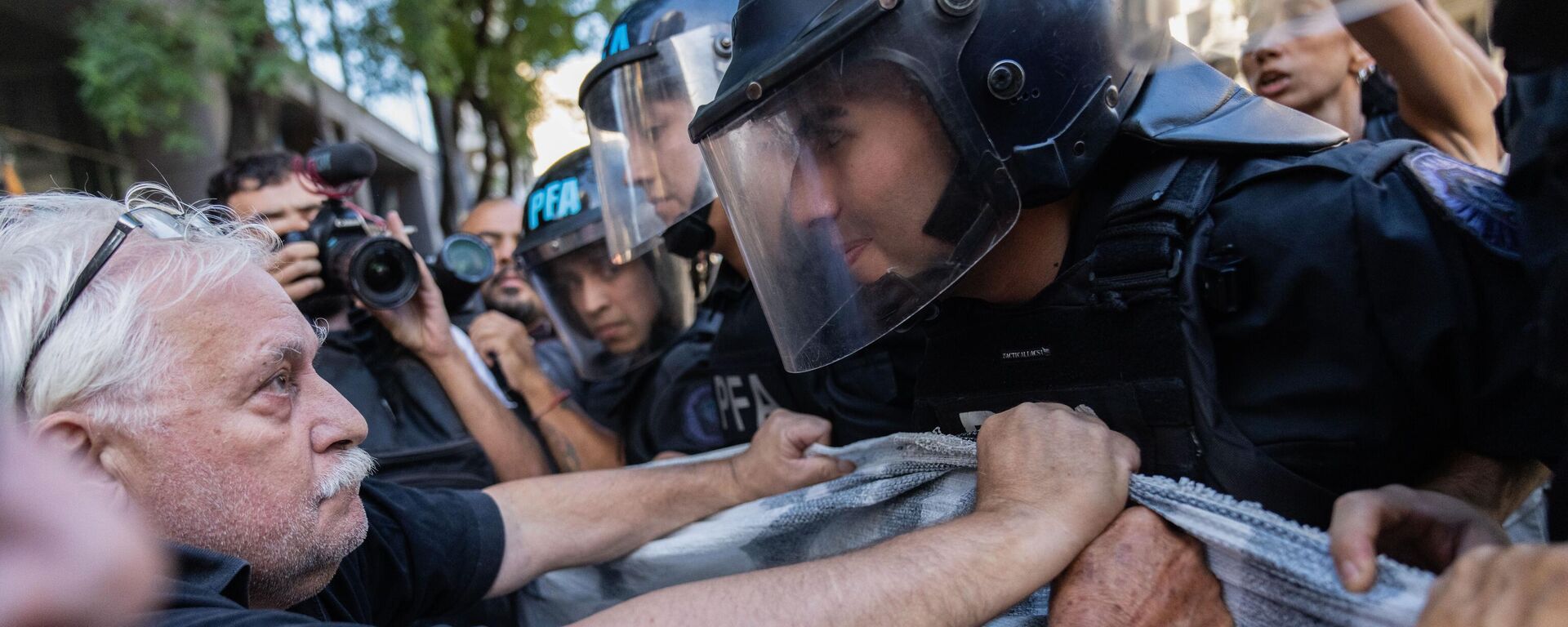 Полицейские и пенсионеры во время протеста за повышение пенсий, Буэнос-Айрес, Аргентина - Sputnik Mundo, 1920, 26.03.2025