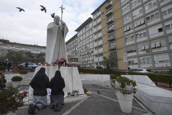 Monjas rezan por el papa Francisco frente a la estatua del papa Juan Pablo II en Roma.El papa Francisco se mantiene hospitalizado desde el pasado 14 de febrero. Tras varios análisis practicados al jerarca religioso de 88 años, el Vaticano confirmó que Jorge Mario Bergoglio padece &quot;una neumonía bilateral&quot; que ha requerido un tratamiento farmacológico posterior. - Sputnik Mundo