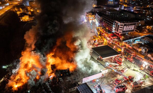 Incendio en una planta de reciclaje en la ciudad turca de Estambul. - Sputnik Mundo