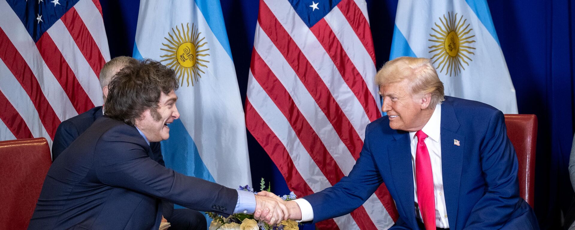 El presidente Donald Trump recibe a su homólogo de Argentina, Javier Milei. - Sputnik Mundo, 1920, 23.02.2025