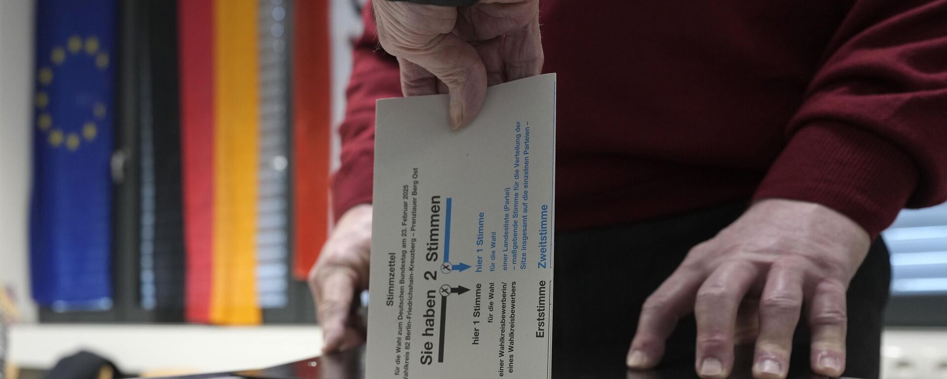 Un residente deposita su voto en un centro de votación de Berlín, Alemania, el 23 de febrero de 2025, durante las elecciones nacionales alemanas - Sputnik Mundo, 1920, 23.02.2025