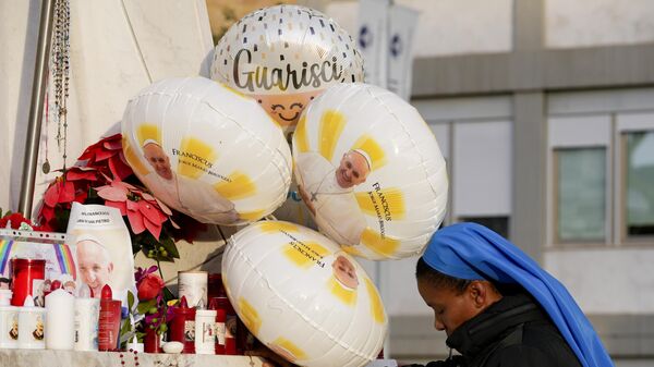 Una monja reza por el papa Francisco frente al Policlínico Agostino Gemelli, en Roma - Sputnik Mundo
