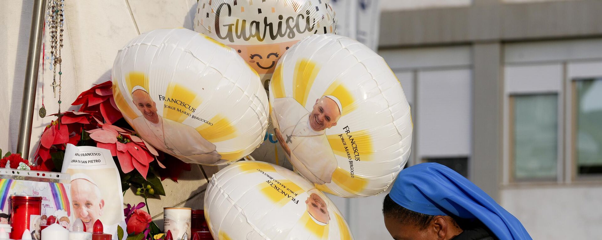 Una monja reza por el papa Francisco frente al Policlínico Agostino Gemelli, en Roma - Sputnik Mundo, 1920, 23.02.2025