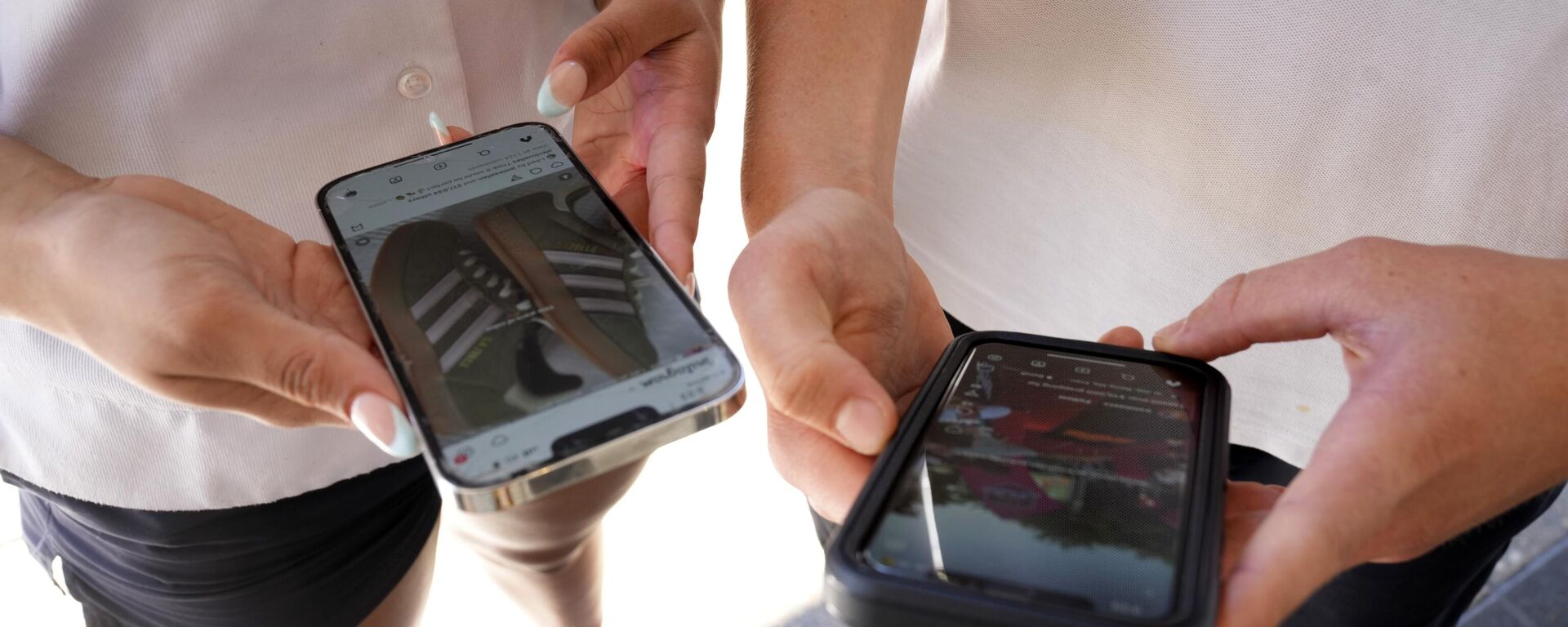 Jóvenes usando su celular - Sputnik Mundo, 1920, 24.02.2025