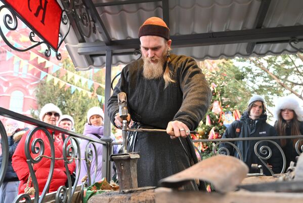 Tradicionalmente, el primer crepe se regalaba a los espíritus de los antepasados. Se creía que cuantas más tortitas cocinara la familia, más próspero sería el año. - Sputnik Mundo