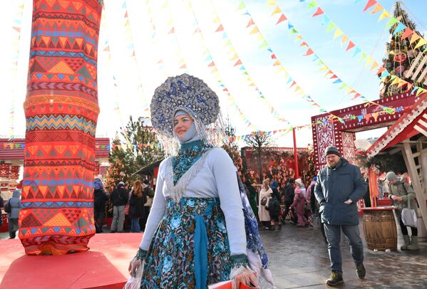 Se organizaban fiestas, paseos a caballo, toboganes de hielo. Se creía que cuanto más alegres fueran estos días, más fértil sería el año. - Sputnik Mundo