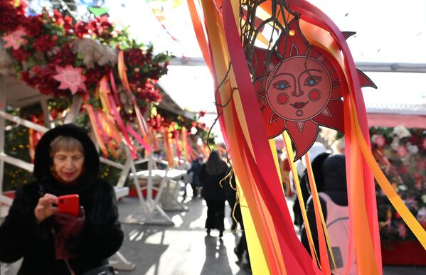 Moscú celebra esta fiesta a lo grande. En parques, plazas y plazas centrales se organizan masivas celebraciones. Los invitados pueden disfrutar de conciertos, participar en diversiones folclóricas y probar una gran variedad de crepes, desde las clásicas a las excepcionales versiones con caviar, miel o pescado. - Sputnik Mundo