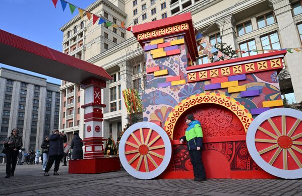 Decoraciones en la capital rusa con motivo de la Máslenitsa. - Sputnik Mundo
