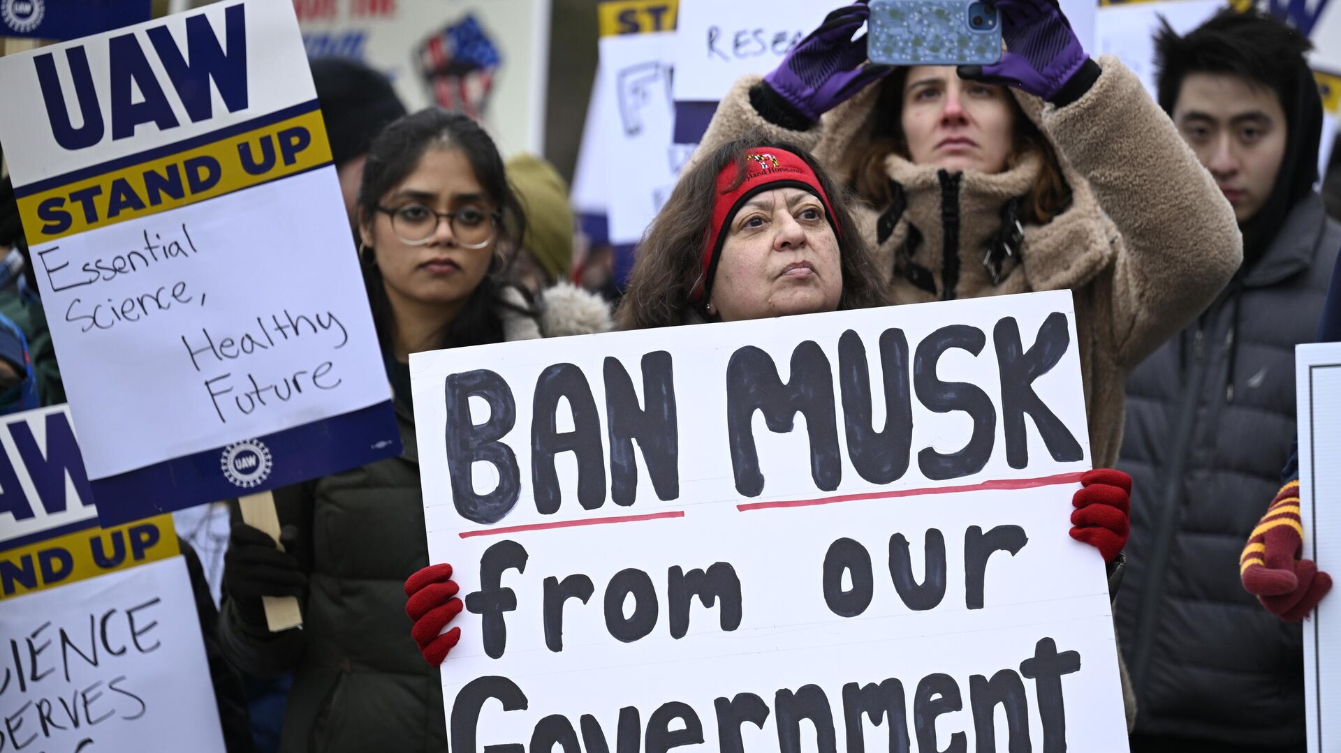La gente se concentra en la sede de Salud y Servicios Humanos para protestar contra las políticas del presidente Donald Trump y Elon Musk el miércoles 19 de febrero de 2025 en Washington La gente se concentra en la sede de Salud y Servicios Humanos para protestar contra las políticas del presidente Donald Trump y Elon Musk el miércoles 19 de febrero de 2025 en Washington - Sputnik Mundo, 1920, 25.02.2025