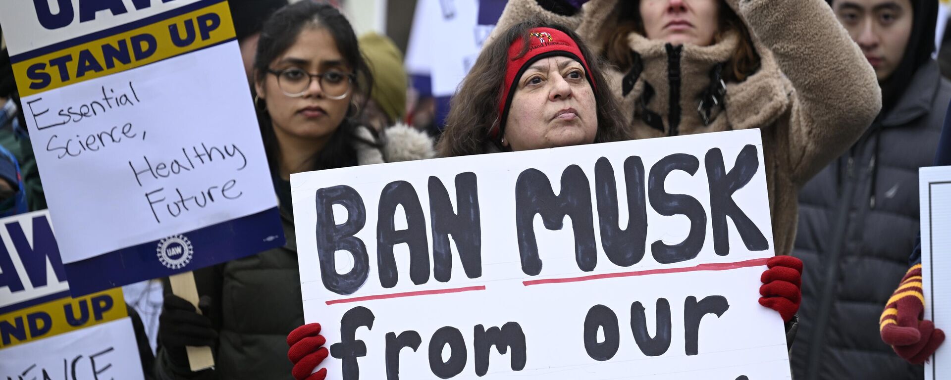 La gente se concentra en la sede de Salud y Servicios Humanos para protestar contra las políticas del presidente Donald Trump y Elon Musk el miércoles 19 de febrero de 2025 en Washington - Sputnik Mundo, 1920, 25.02.2025