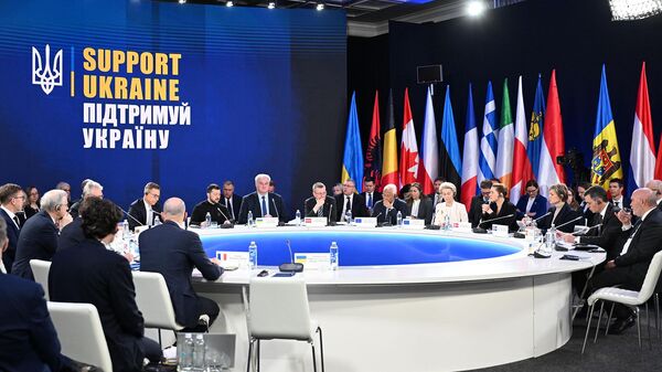 Asistentes a la Cumbre Internacional de Apoyo a Ucrania, en Kiev - Sputnik Mundo