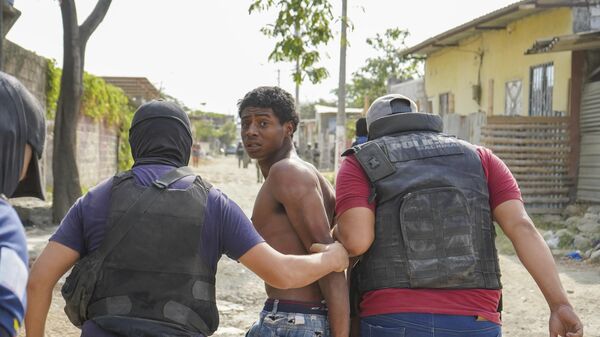Detienen a un residente en Ecuador durante una operación policial - Sputnik Mundo