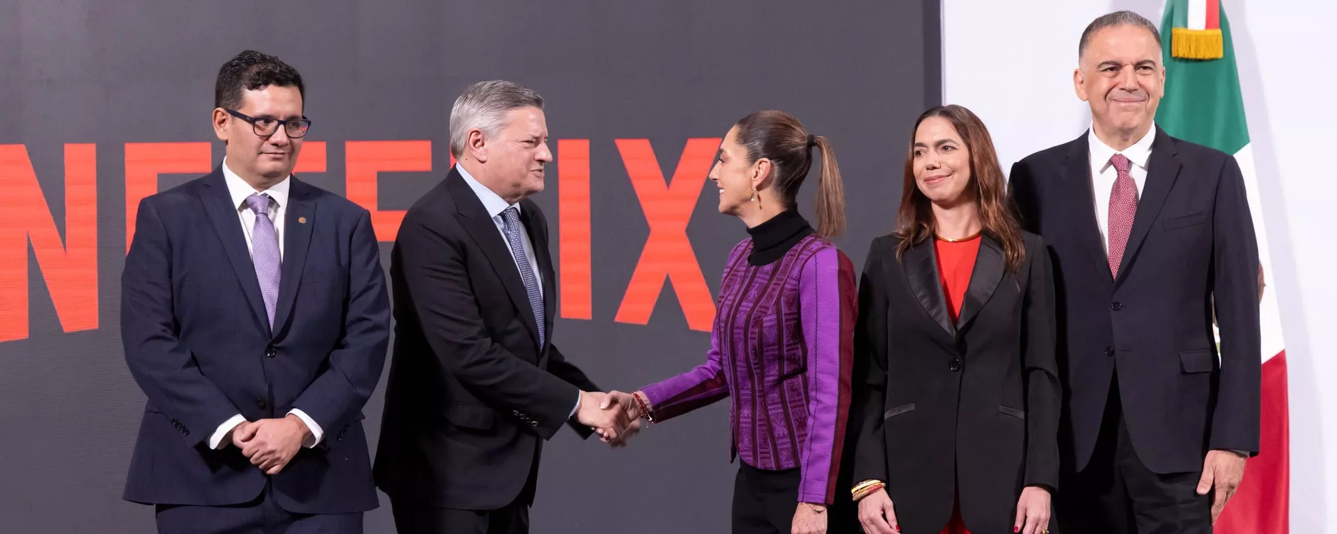 La presidenta mexicana, Claudia Sheinbaum, estrecha su mano con el director ejecutivo de Netflix, Ted Sarandos - Sputnik Mundo, 1920, 27.02.2025