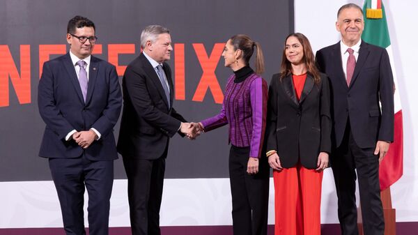 La presidenta mexicana, Claudia Sheinbaum, estrecha su mano con el director ejecutivo de Netflix, Ted Sarandos - Sputnik Mundo