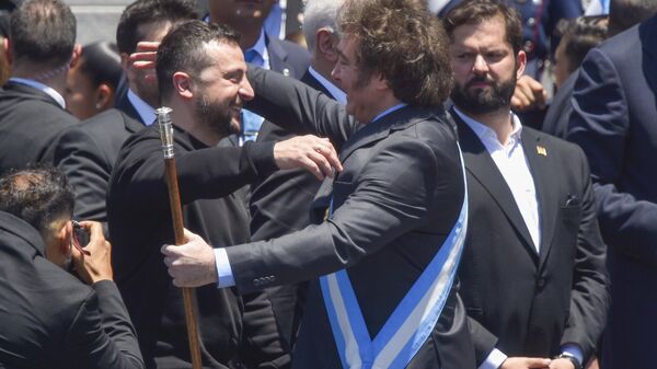 El presidente de Ucrania, Volodímir Zelenski, abraza al recién investido presidente de Argentina, Javier Milei, durante el Congreso en Buenos Aires, Argentina, el 10 de diciembre de 2023. - Sputnik Mundo