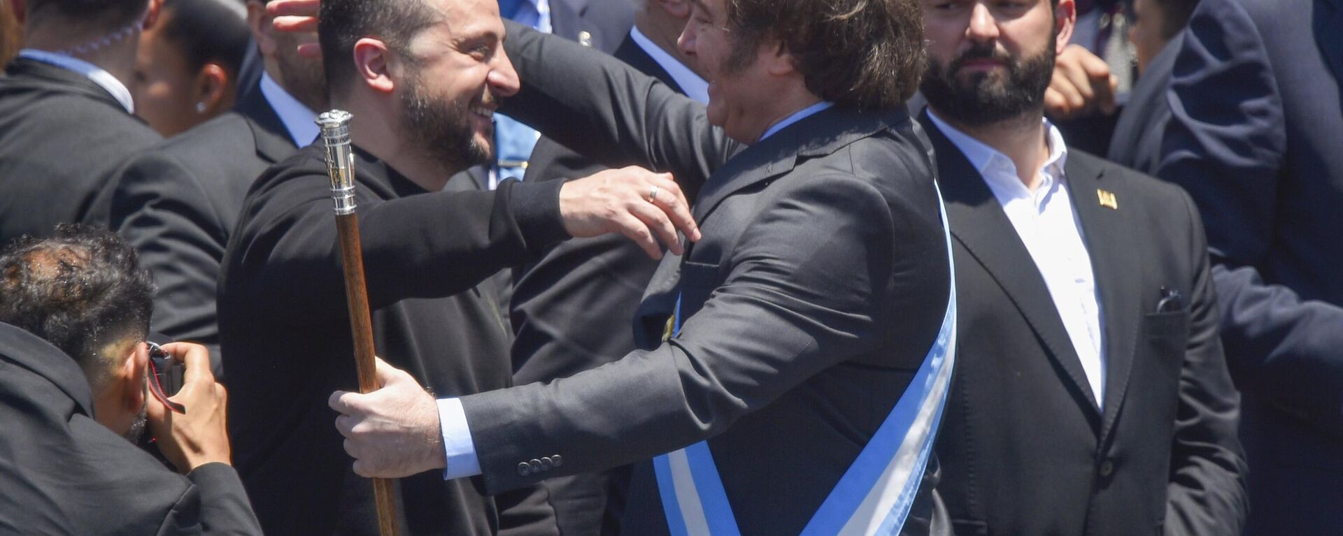 El presidente de Ucrania, Volodímir Zelenski, abraza al recién investido presidente de Argentina, Javier Milei, durante el Congreso en Buenos Aires, Argentina, el 10 de diciembre de 2023. - Sputnik Mundo, 1920, 26.02.2025
