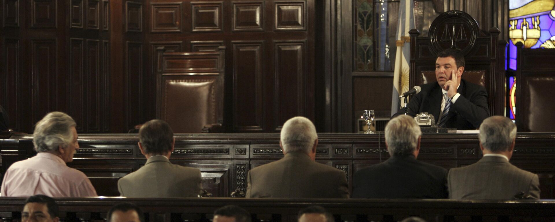 El juez Ariel Lijo preside el juicio de exoficiales militares juzgados por abusos a los derechos humanos en Buenos Aires, el 18 de diciembre de 2007 (imagen referencial) - Sputnik Mundo, 1920, 27.02.2025
