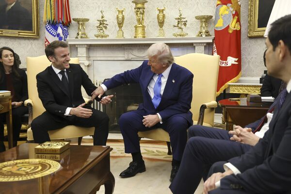 El presidente francés, Emmanuel Macron, conversa con el presidente de EEUU, Donald Trump, en el Salón Oval de la Casa Blanca en Washington. - Sputnik Mundo