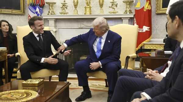 Президент Франции Эммануэль Макрон беседует с президентом Дональдом Трампом в Овальном кабинете Белого дома в Вашингтоне, США - Sputnik Mundo